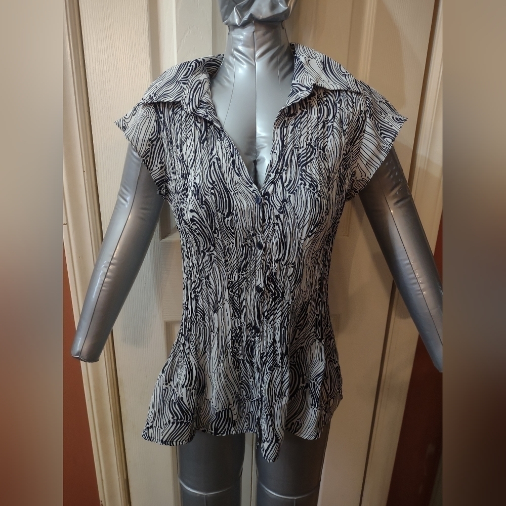 Taylor woman's size large short sleeve button up blouse shirt top
